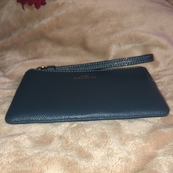 🆕COACH💙🖤Crossgrain Leather Corner Zip Wristl… - Picture 6 of 10